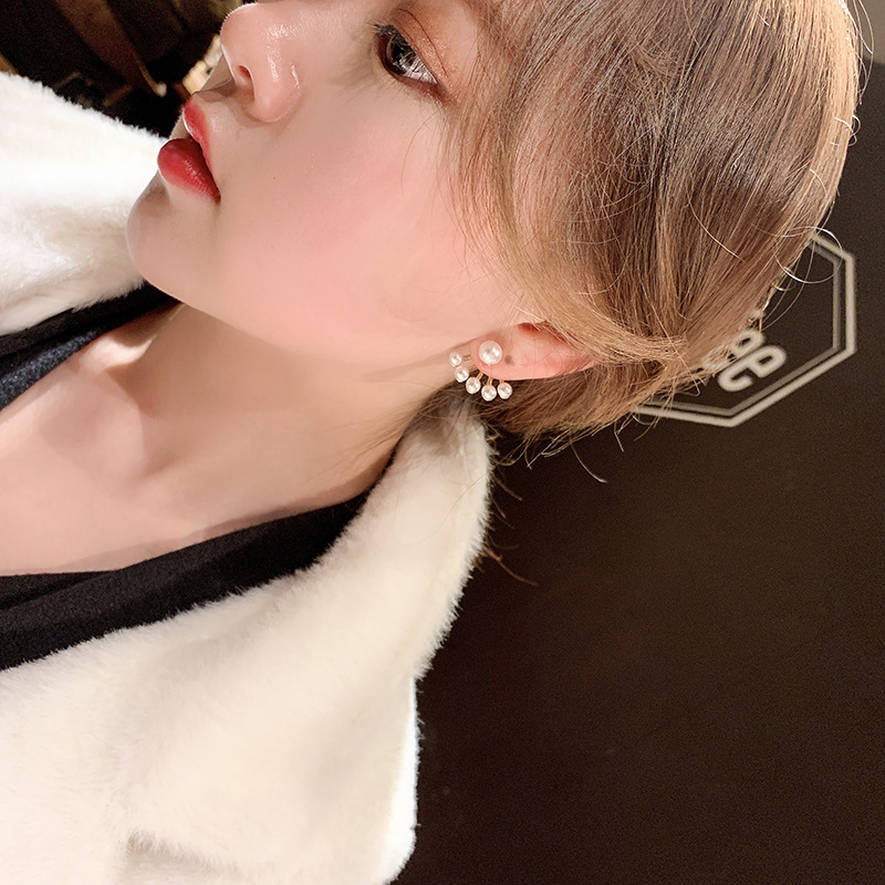The new 925 silver needle, fresh and delicate fan-shaped pearl earrings are sweet, simple and versatile, super ethereal and niche earrings for women Application Scenario