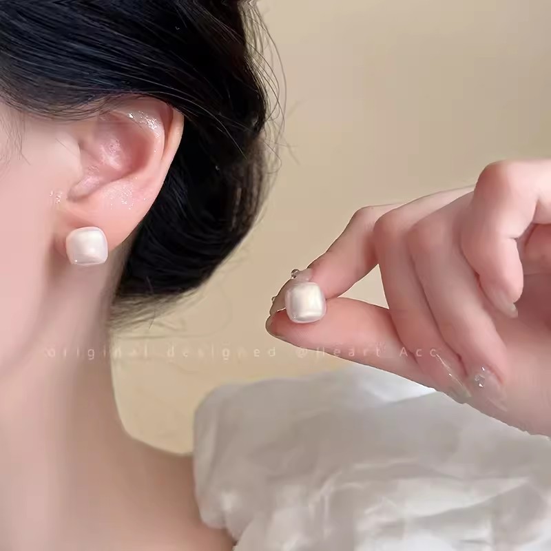 Square imitation pearl stud earrings for women, a new type of light luxury, niche and high-end style earring, simple, versatile and fashionable earrings Specification drawing