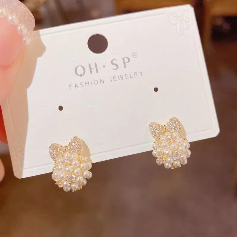 Japanese and Korean pearl bow earrings for women, a light luxury, fashionable and high-end look. The ear studs are a niche design, simple and versatile ear accessory Application Scenario