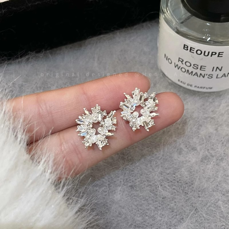 Geometric pearl sunflower silver needle stud earrings for women, unique, exquisite and high-end style earrings, fashionable, niche and individual earrings Application Scenario