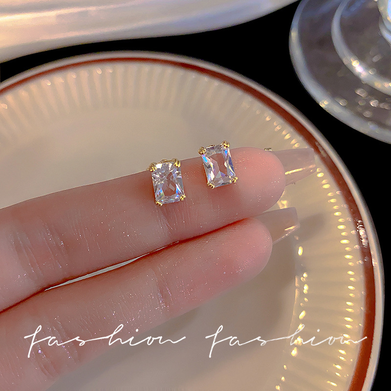Small and simple zircon stud earrings with a niche design for women, fashionable and versatile earrings, the new trendy earrings of 2023 full figure