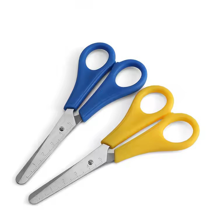 Wholesale 5-inch calibrated ruler scissors, stainless steel plastic handle student scissors, children's safety stationery scissors Application Scenario