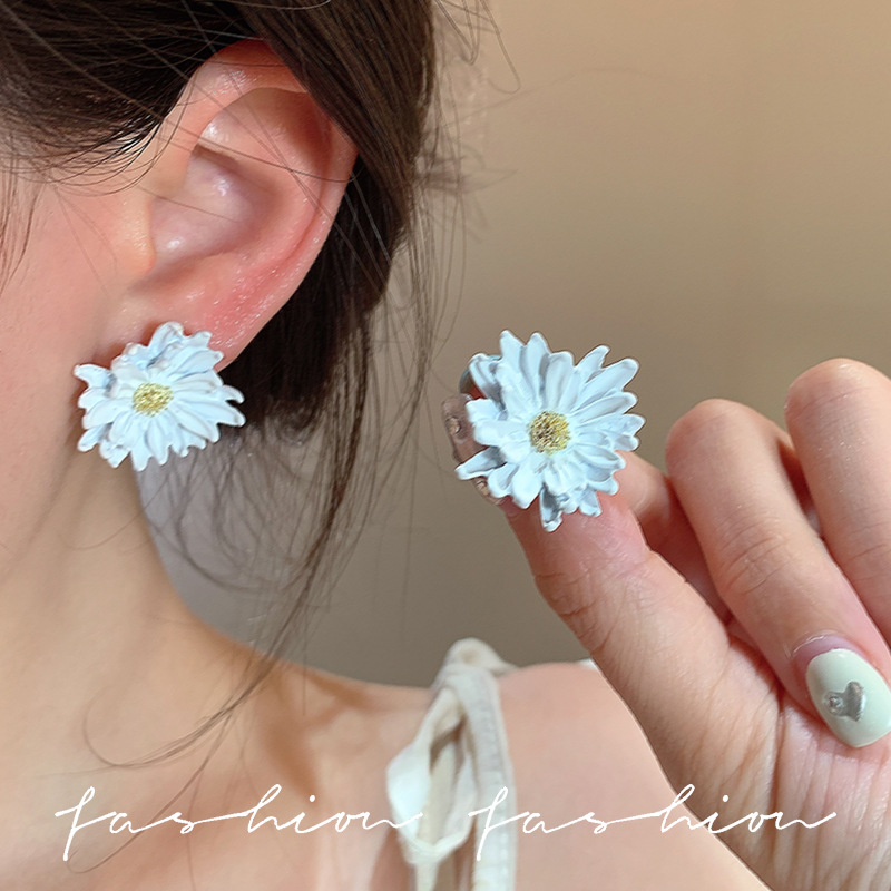 Flower-shaped stamens stud earrings exude a light luxury and high-end charm, with a unique and exquisite touch. They are a new bestseller for women in 2025 Application Scenario