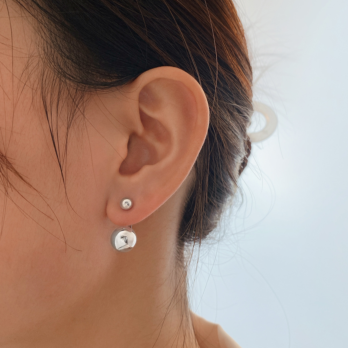ins blogger's same style of French cold style metal round stud earrings, unique round stud earrings, wholesale of elegant and high-end earrings details Picture