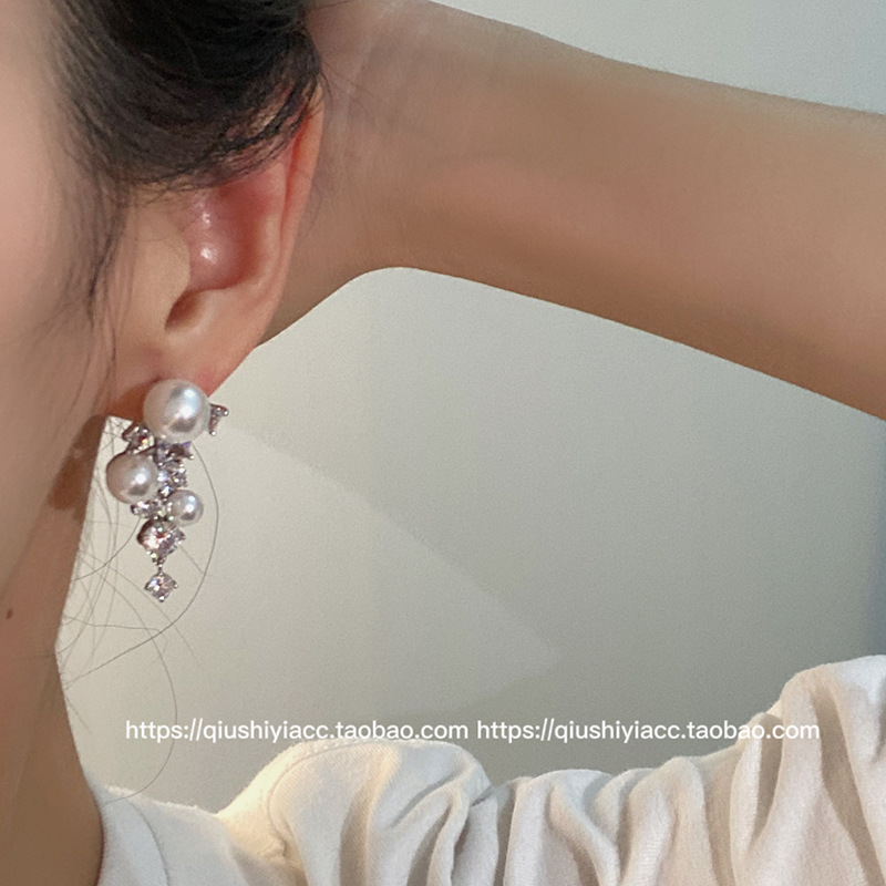 S925 Silver needle diamond-encrusted French retro pearl earrings, a high-end and light luxury stud, are a rare and elegant ear accessory for women Application Scenario