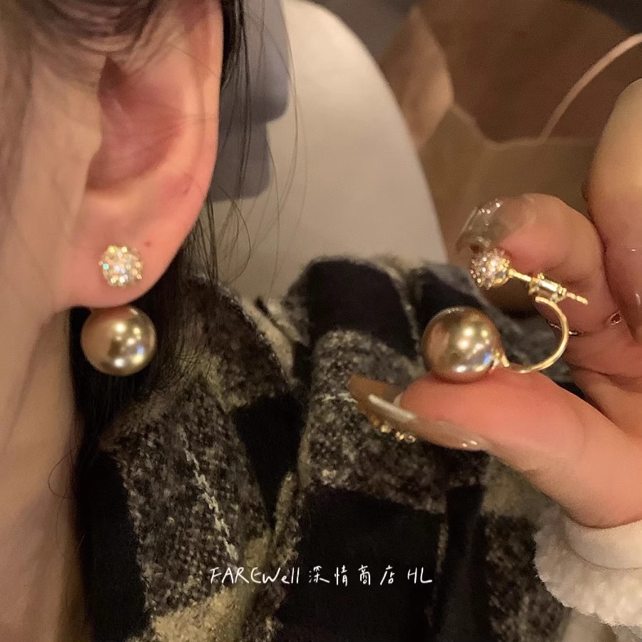 This is a pair of fashionable and elegant pearl stud earrings with a unique design for women, exuding a sense of high-end luxury full figure
