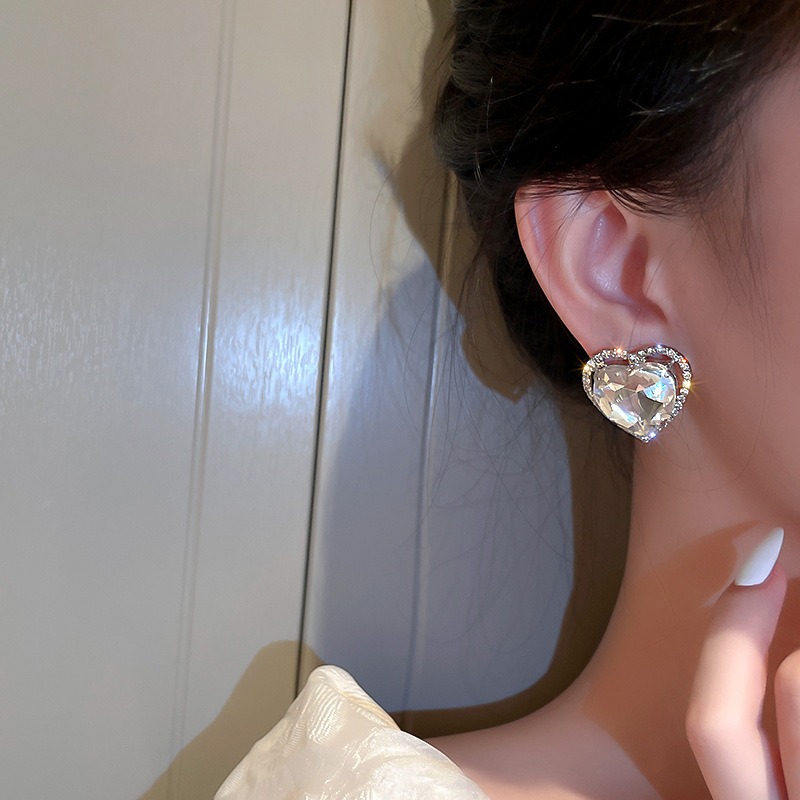Heart-shaped Zircon stud earrings for women, 2022 Autumn and Winter new trendy earrings, stylish and versatile earrings for Internet celebrities, wholesale trendy accessories Application Scenario