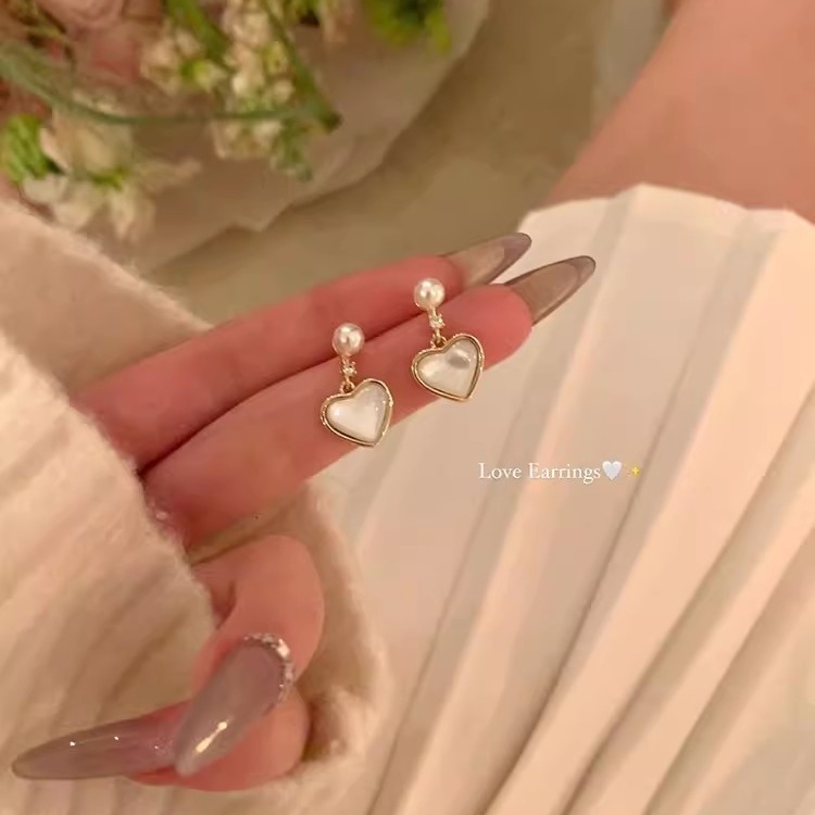 Micro-inlaid zircon elegant and simple pearl heart-shaped earrings, women's stud earrings, light luxury and niche design sense, high-end earrings, silver needles details Picture
