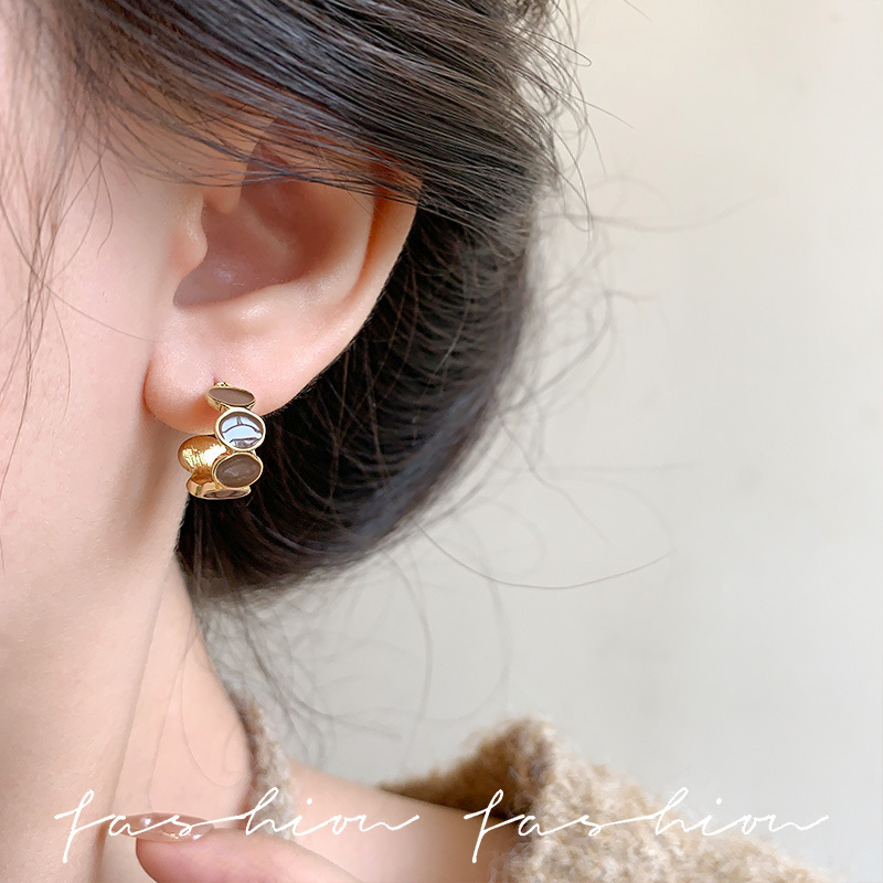 Bohemian oval-shaped C-shaped stud earrings with a unique design sense and temperament for women, a new style of earrings in 2025 Application Scenario