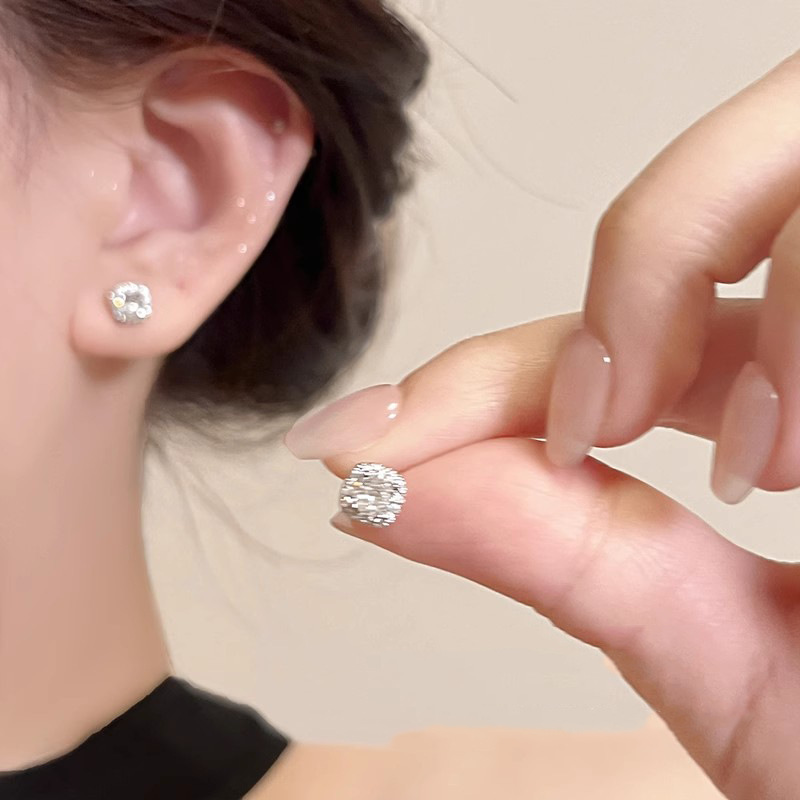 Exquisite and sparkling zircon stud earrings for women, simple, light luxury, fashionable and high-end earrings, autumn and winter atmosphere, niche and versatile earrings full figure