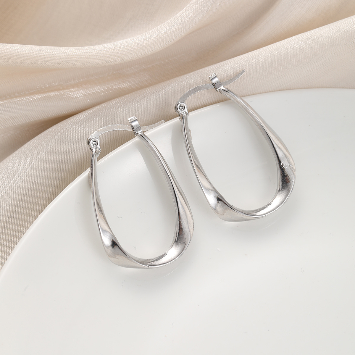 Wholesale of new cross-border Mobius fashion trend large earrings, niche and elegant ins simple women's twisted ear buckles Specification drawing