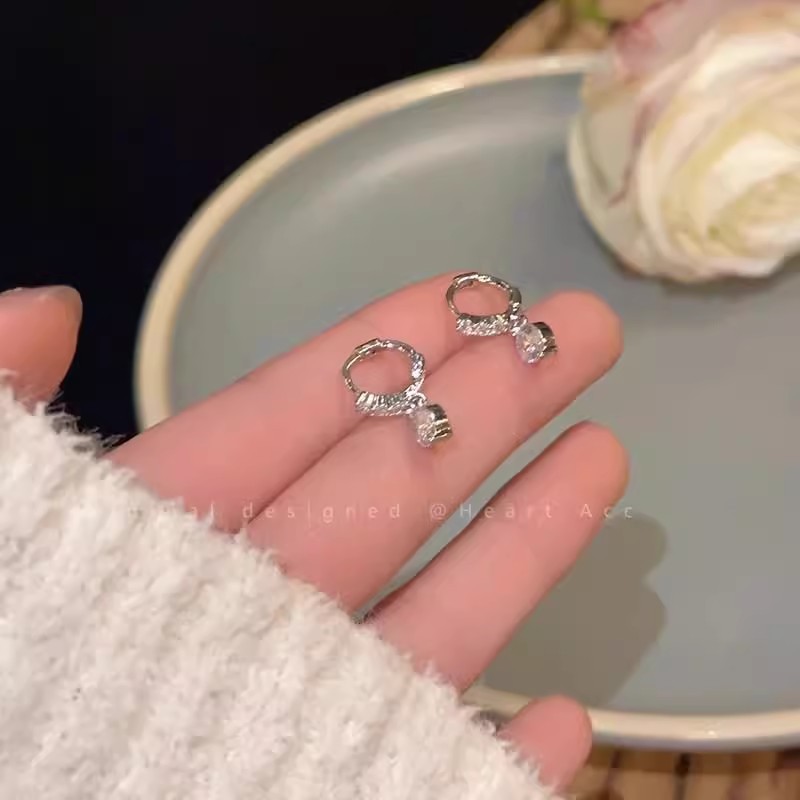 Super sparkling fringed zircon earrings for women, light luxury, fashionable, high-end and versatile stud earrings, simple and niche design, elegant earrings Application Scenario