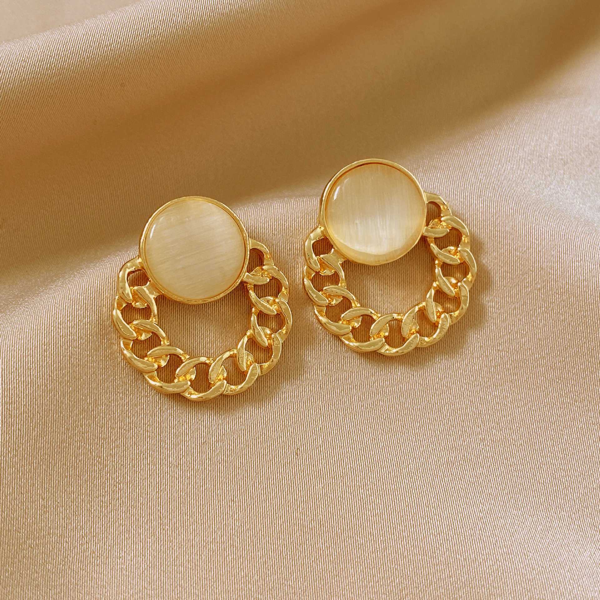 The new goddess-like pearl chain earrings exude a sense of sophistication for women. The simple stud earrings are a versatile and elegant Hong Kong style ear accessory full figure