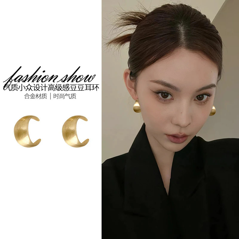 Golden matte brushed metal round ball earrings for women, a light luxury and high-end look, niche stud earrings, fashionable and elegant, versatile earrings full figure