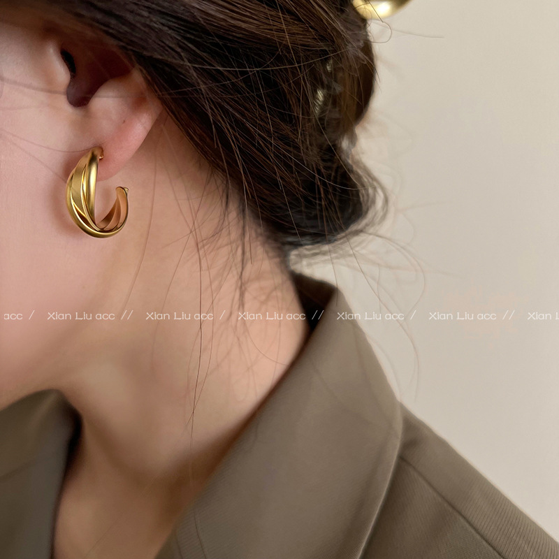 The 2025 new retro smooth cross earrings, the trendy women's unique circle ear rings S925 silver needle earrings Application Scenario