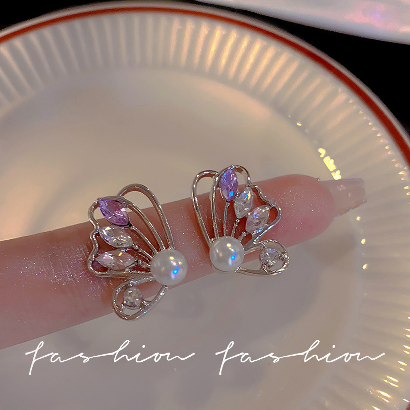 Hollowed-out butterfly pearl earrings, Japanese and Korean cold style, sweet and cool, niche and light luxury stud earrings, fashionable and trendy, elegant earrings full figure