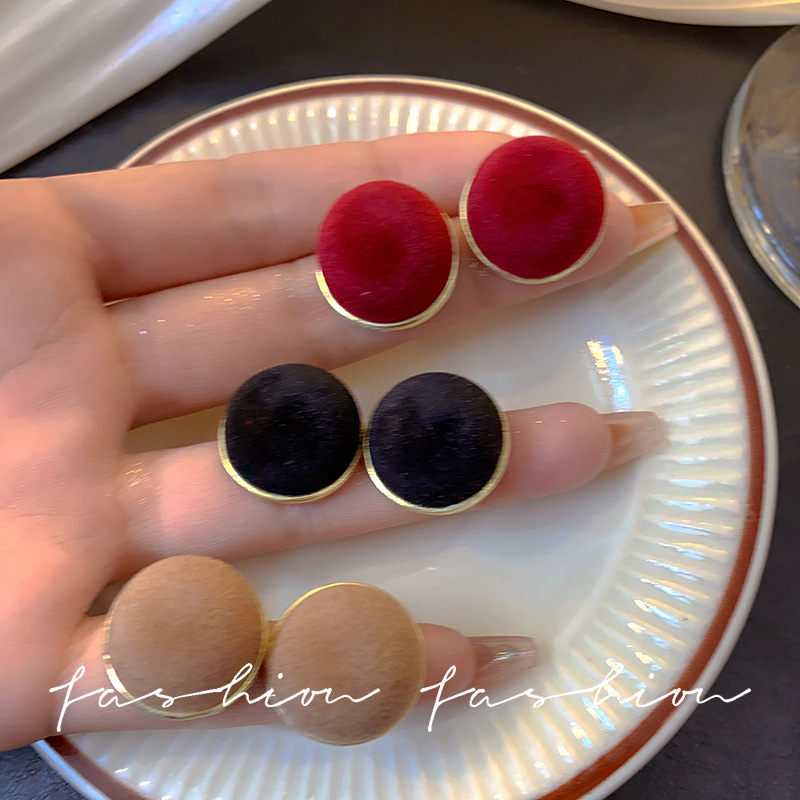 High-end round stud earrings, 2025 new style, trendy girls, simple and cold style, Korean temperament, retro Hong Kong style, Internet celebrity Specification drawing