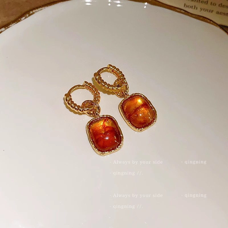 The Maillard dark red circle earrings for women exude a unique autumn and winter atmosphere. The stud earrings are a light luxury, niche and high-end accessory Application Scenario