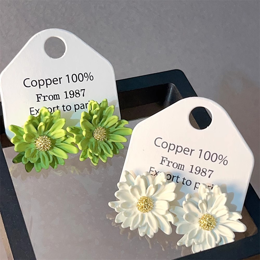 Early spring Daisy flower stud earrings with a unique design sense for women, a new 2025 bestseller, fresh and sweet earrings Application Scenario