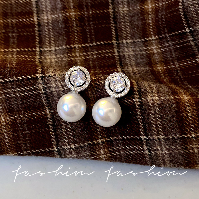 Light luxury and simple pearl stud earrings, a new bestseller for women in 2025, with a niche design sense, high-end retro earrings, and trendy and elegant earrings full figure