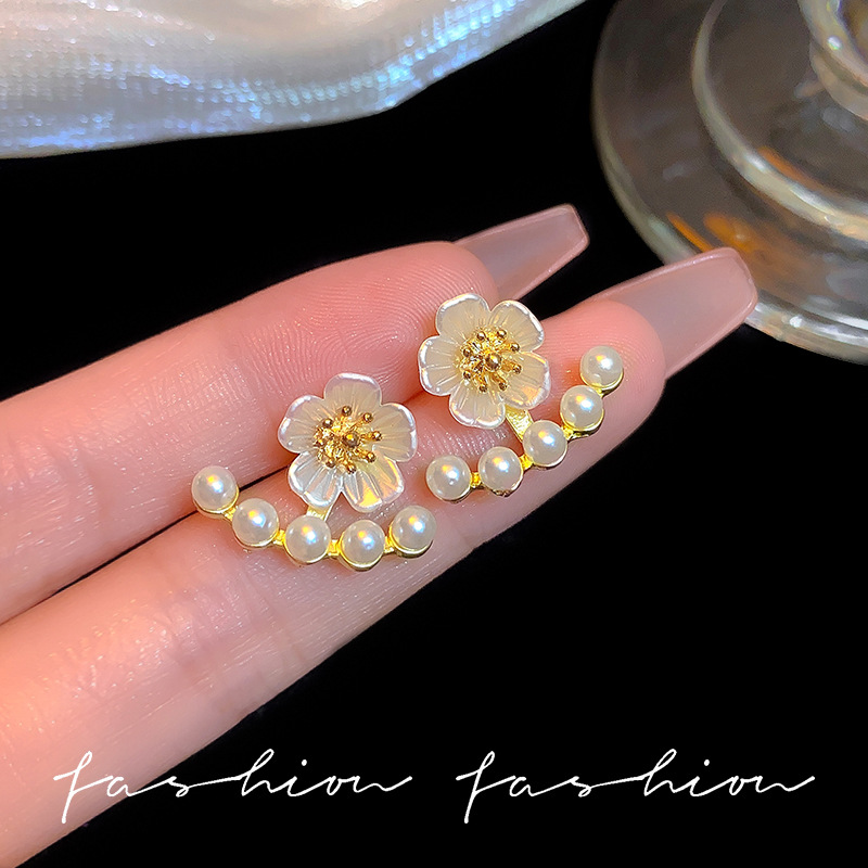 A pair of delicate and fresh pearl and flower stud earrings for a sweet girl with a delicate fragrance style, exuding an ethereal charm. Trendy silver needle earrings full figure