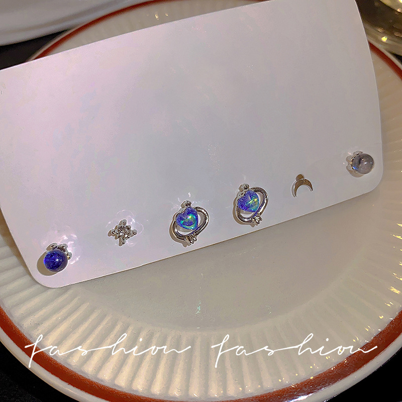 A small and exquisite set of heart-shaped stud earrings for female students' daily commuting. A niche design and a versatile ear accessory for ear care Specification drawing