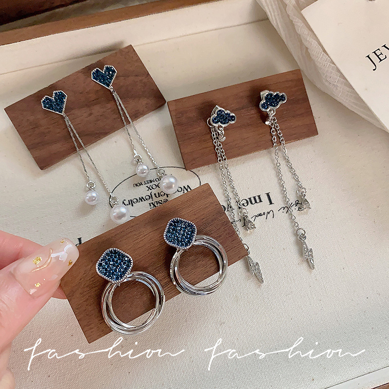 Micro-inlaid sparkling diamond star tassel stud earrings, niche design sense, elegant blue crystal earrings, high-end and unique earrings Specification drawing
