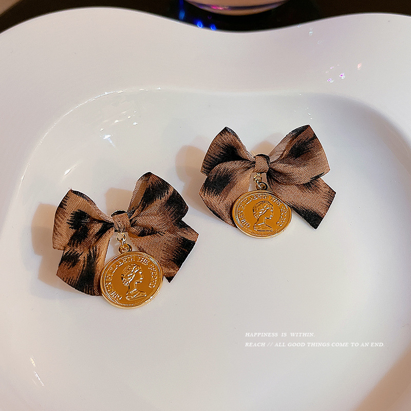 European and American retro and unique bow earrings, elegant autumn and winter leopard print earrings, fashionable and popular on Instagram earrings full figure