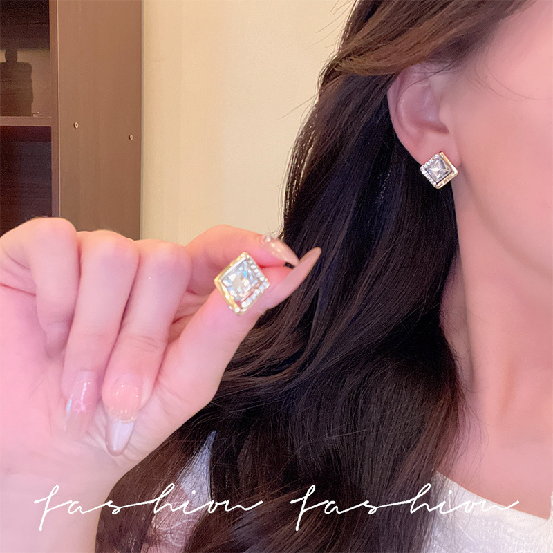 French diamond-shaped fashionable stud earrings are exquisite, versatile and elegant. Wholesale of geometric earrings with niche designs from Japan and South Korea full figure