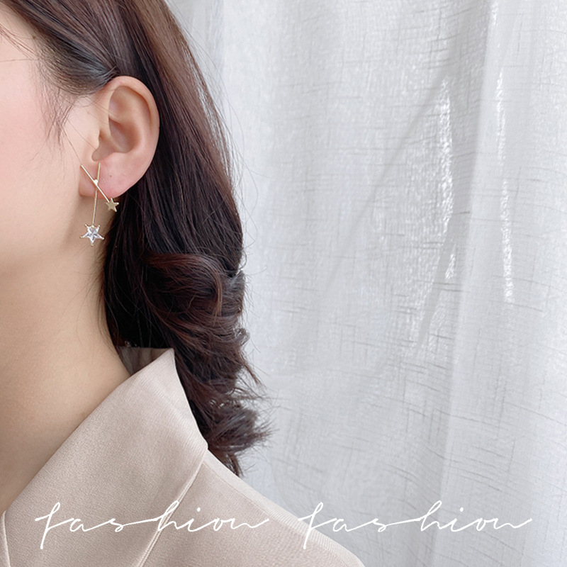 Silver needle design sense crossed five-pointed star stud earrings for women, simple and elegant, cold style fashionable and elegant earrings Application Scenario