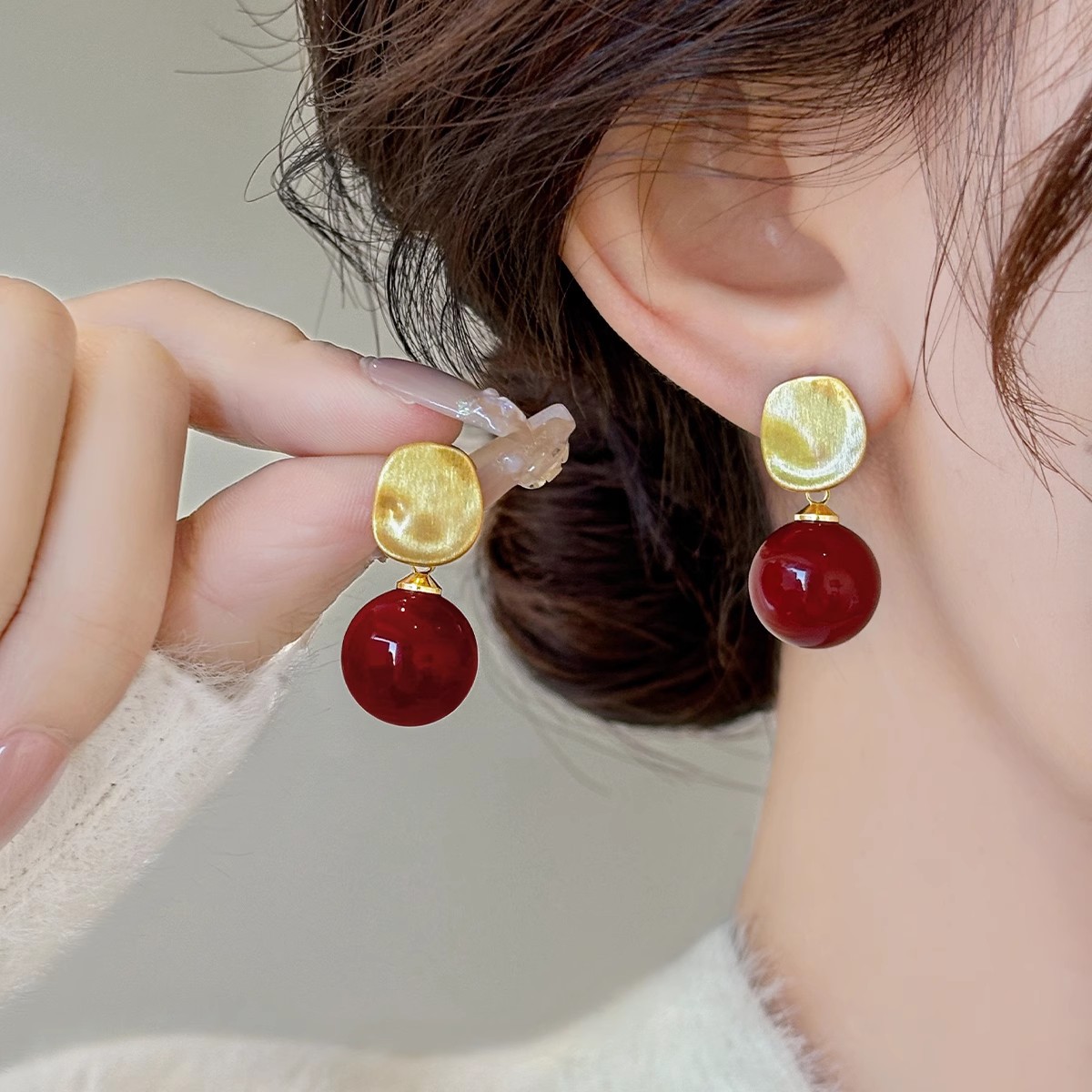 New Year's wine red round pearl stud earrings for women, unique retro and versatile earrings, niche design, fashionable and high-end earrings full figure