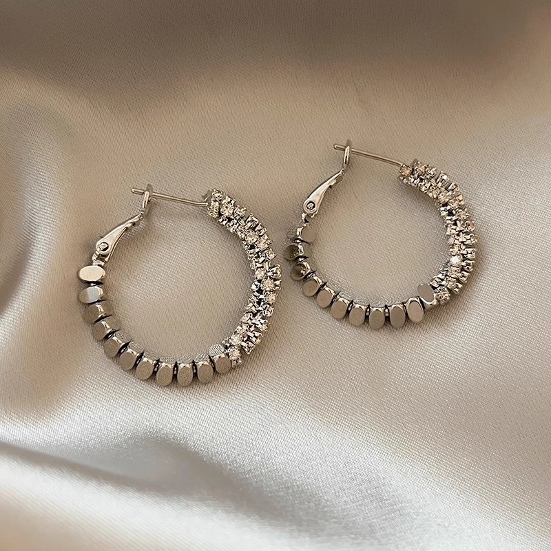 Geometric silver earrings, a fashionable, light luxury, niche design for women, with a high-end feel, are unique and exaggerated earrings Application Scenario