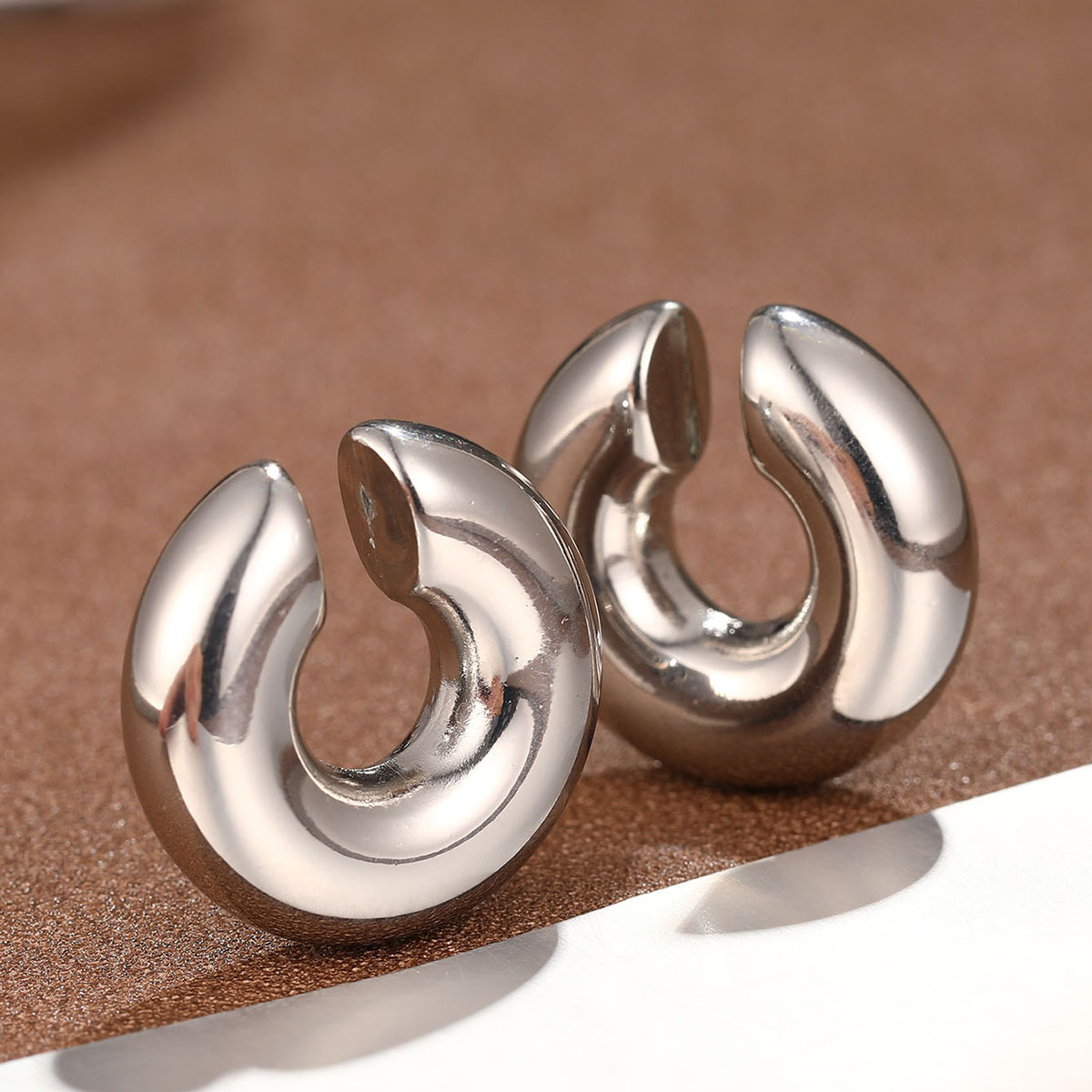 Cross-border best-selling electroplated hollow thick ear loops, ear clips, thick alloy smooth surface, no ear holes, C-shaped ear clip earrings in Europe and America Application Scenario
