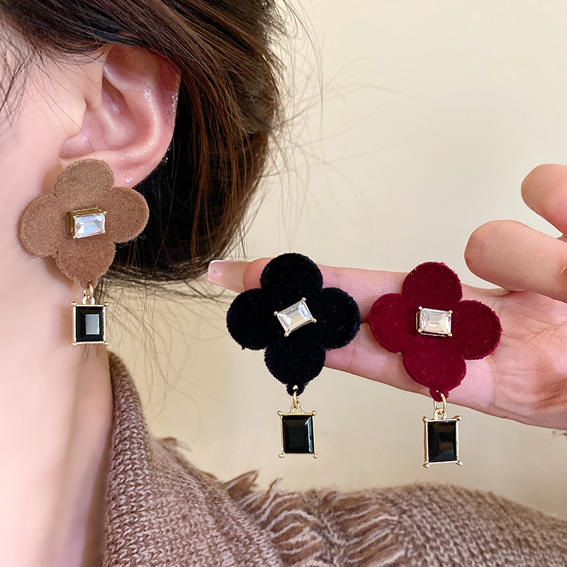 s925 Silver Needle Autumn and Winter plush Flower Earrings for Women, 2025 New style, trendy retro, niche design, stylish stud earrings full figure