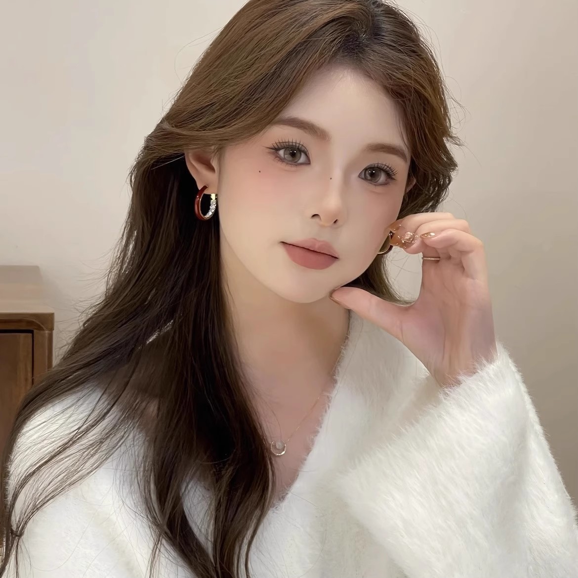 The black tea style Ankela red small ear ring, a niche design that makes the skin look fairer, retro earrings with a circle, high-end and exquisite earrings and stud earrings Specification drawing