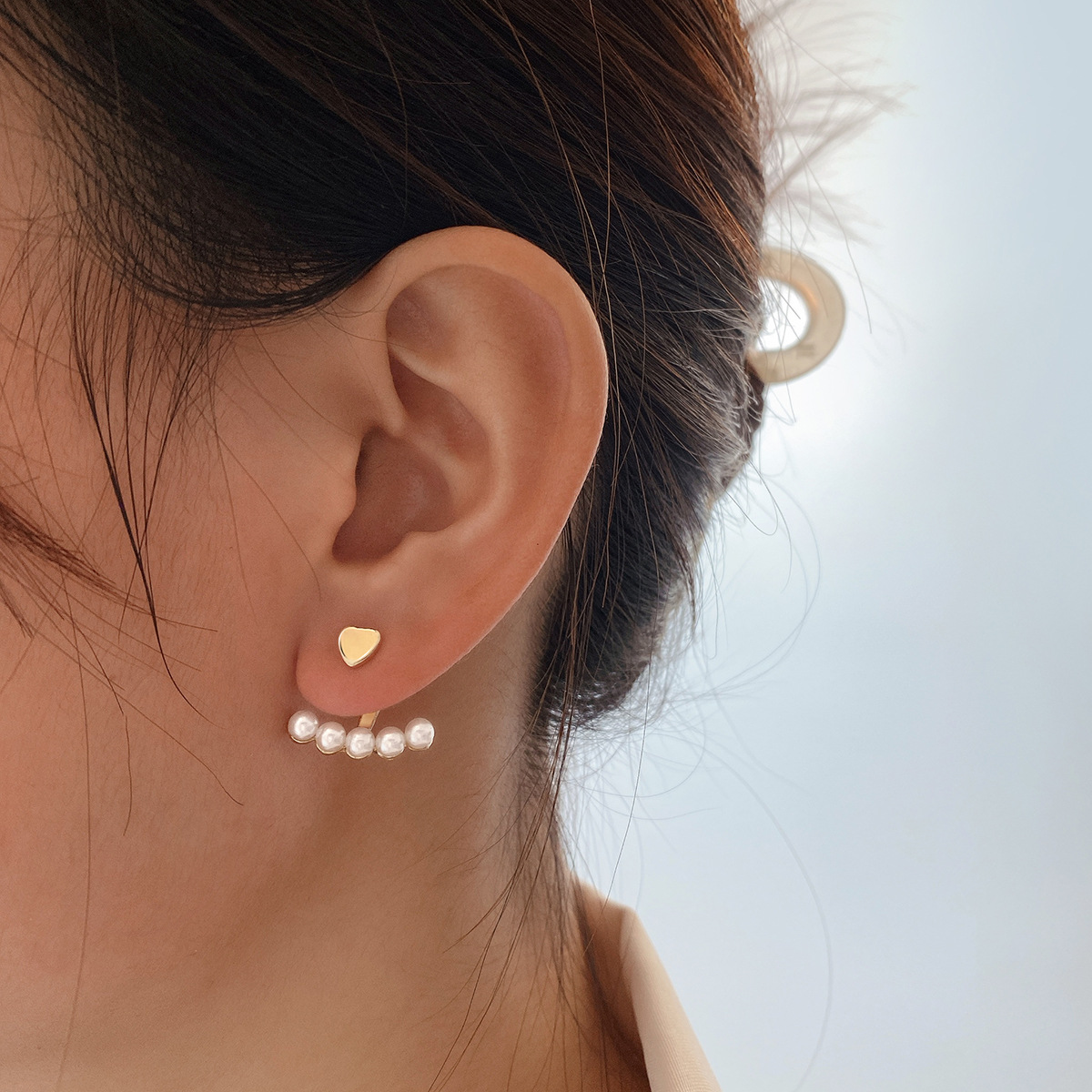 Creative and fashionable stud earrings for women, ins design, French pearl earrings, arc-shaped imitation pearl heart back-hanging earrings full figure
