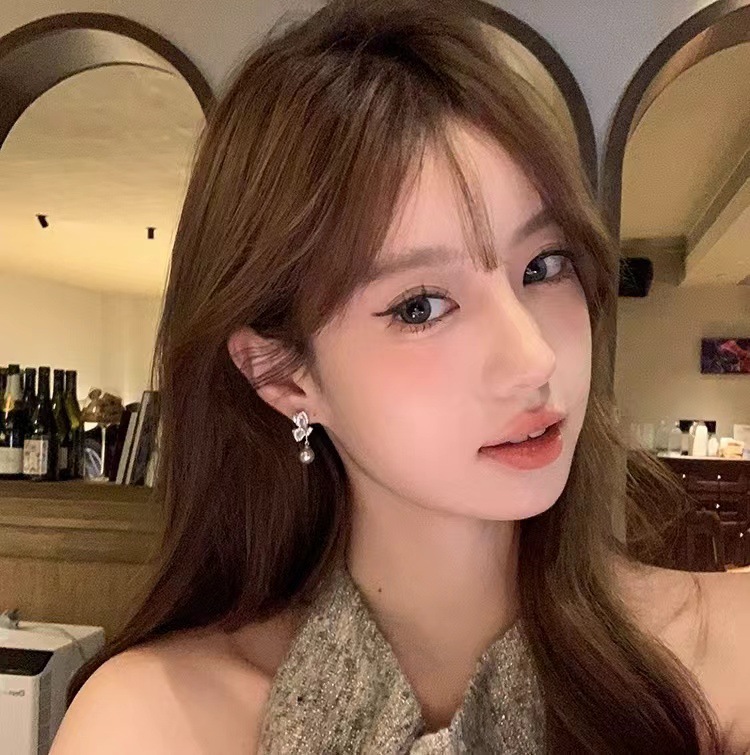 The 2025 new grey butterfly pearl earrings are gentle and versatile for women. The tassel stud earrings are a niche and high-end design accessory full figure