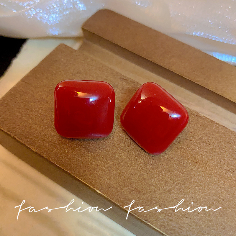 The whitening Ankela red square stud earrings exude a retro charm and a high-end feel for women. The light luxury design of these earrings is in the style of Hepburn Specification drawing