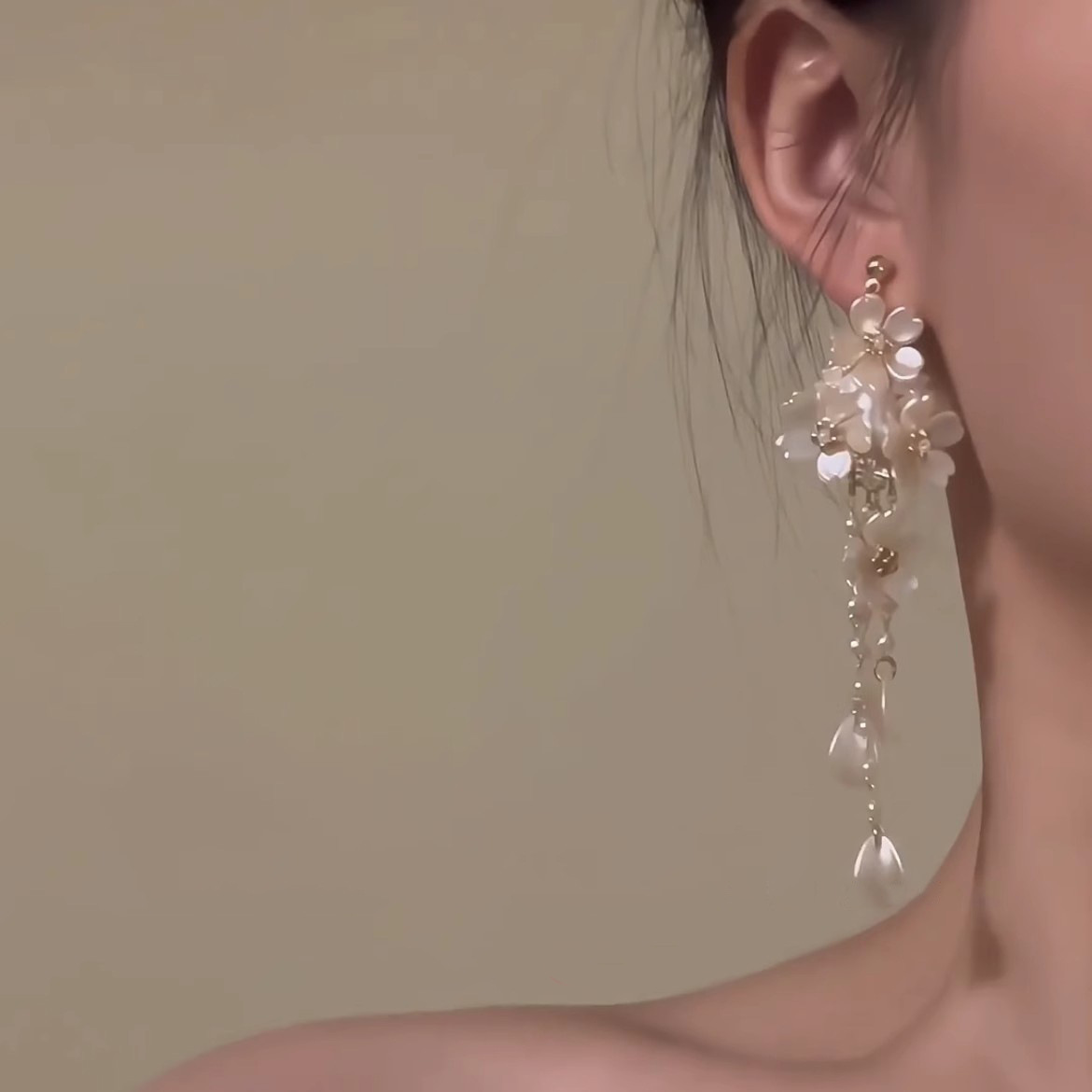 Spring cherry blossom tassel imitation pearl stud earrings, a unique design for women, French retro, super fairy-like forest-themed flower earrings Specification drawing