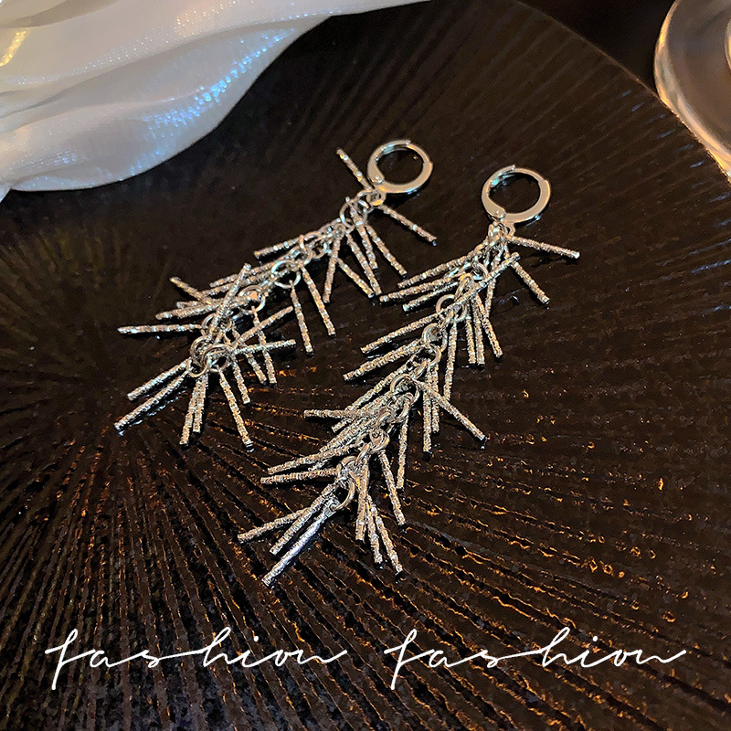 Super shiny silver long tassel exaggerated ear buckles, European and American high-end, light luxury and niche design, versatile and elegant earrings for women Application Scenario