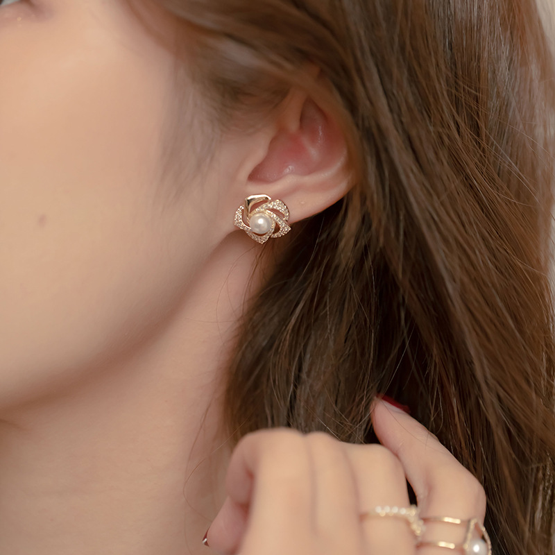 Korean retro diamond-encrusted rose stud earrings, female Internet celebrity style, ins personality stud earrings, 925 silver needle earrings wholesale Application Scenario