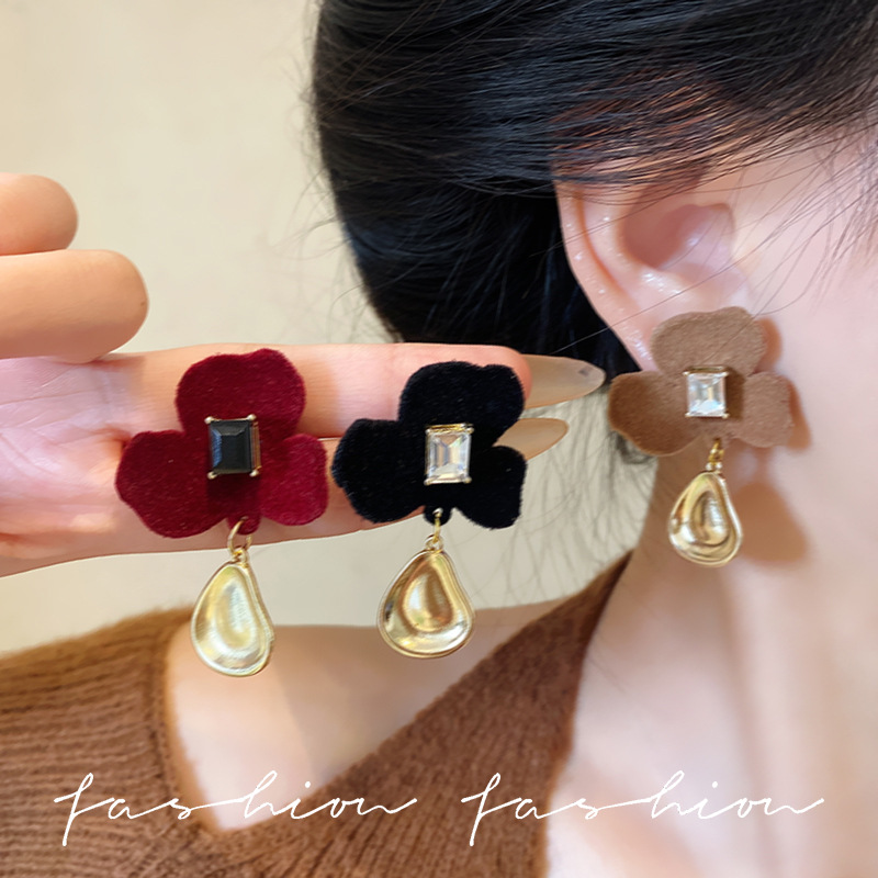 Autumn and winter collection of diamond-encrusted floral flocked stud earrings, light luxury and niche metal pendants, plush earrings, high-end Yiwu accessories Application Scenario