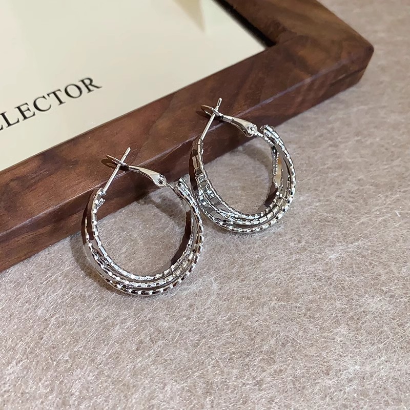 European and American geometric cross silver stud earrings for women, light luxury, fashionable and high-end style, unique and niche design earrings Application Scenario