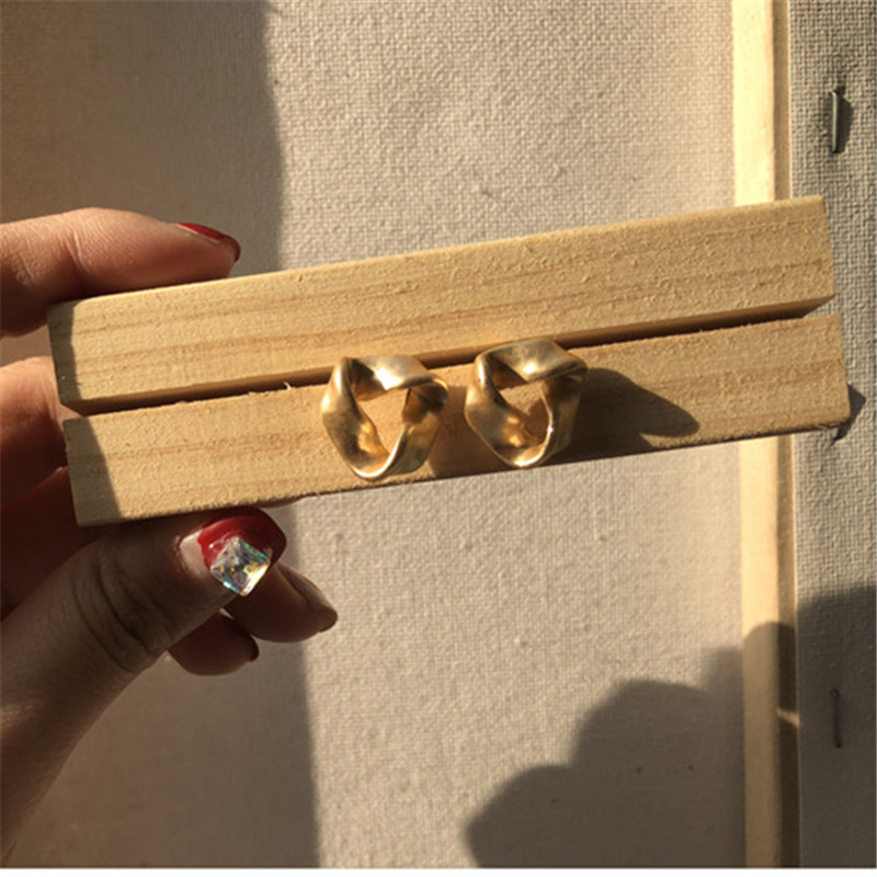 Korean-style irregular triangular small earrings, simple and elegant design, retro and high-end stud earrings details Picture