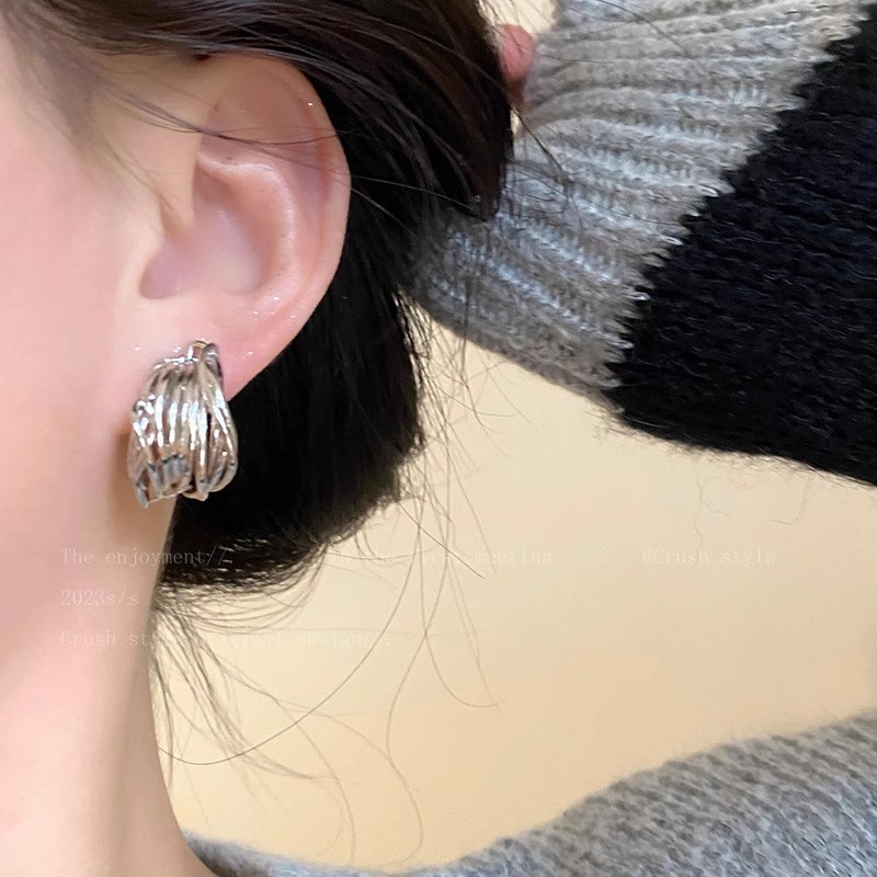 Retro wrapped C-shaped stud earrings for women, light luxury, simple, fashionable and high-end look. Niche design, unique and elegant earrings Specification drawing