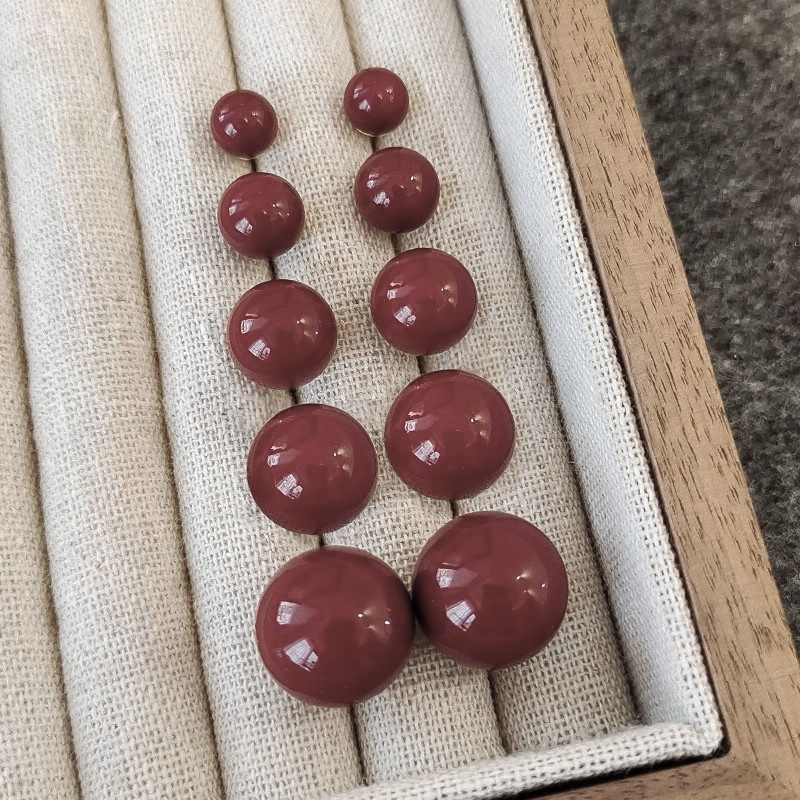 Autumn and winter Maillard style coffee-colored pearl stud earrings for women, retro and fashionable, simple and versatile, unique earrings Application Scenario