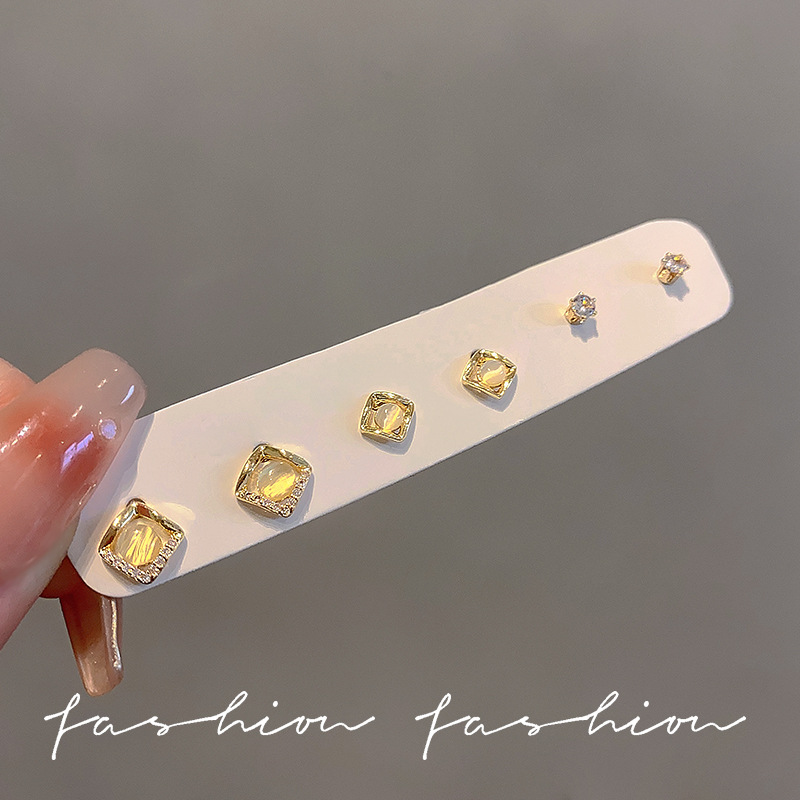 The Four Directions Wealth Earstud earrings exude a light luxury and high-end vibe. The square-shaped cat's eye earrings are a niche and unique earpiece that has become a popular online celebrity Specification drawing