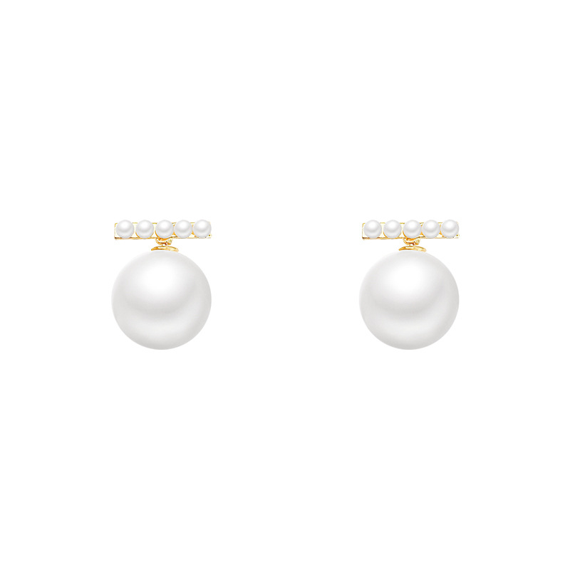 Japanese and Korean light luxury pearl stud earrings, women's niche design sense, fashionable and high-end earrings, 2023 new trendy retro earrings Item Picture
