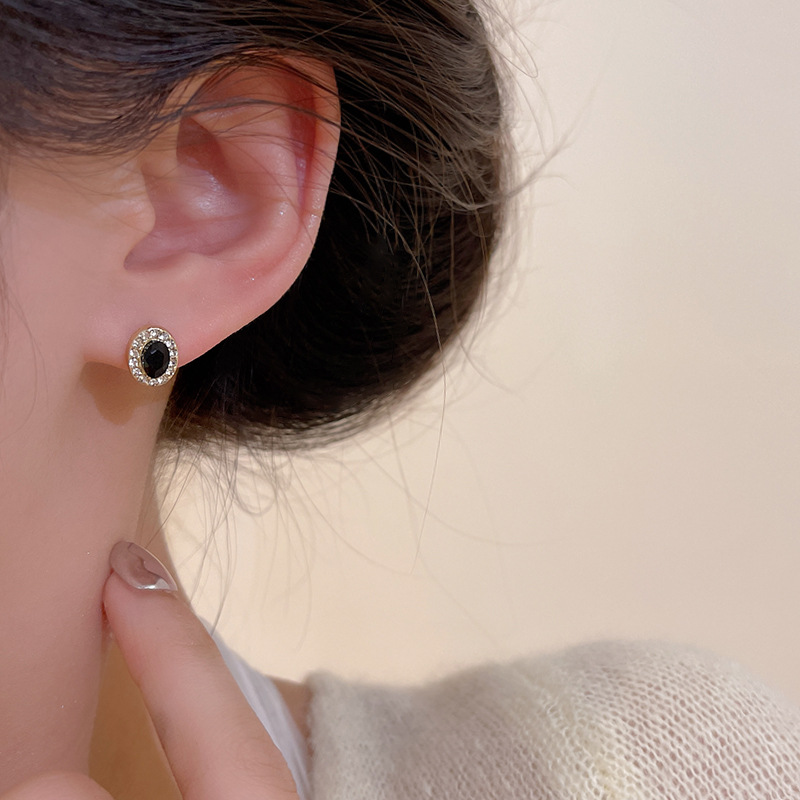 Exquisite and small black zircon oval ear studs for women, Japanese and Korean niche design sense, simple and high-quality earrings wholesale Application Scenario