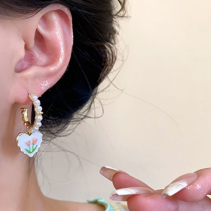 Sweet and cool girl, retro tulip flower earrings, niche design, high-end Korean style, heart-shaped pearl earrings for women details Picture